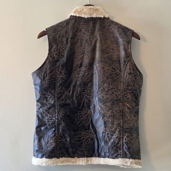 Woolrich Women's Faux Leather Leaf Print Distressed Sherpa Lined Vest Sz Medium - Picture 9 of 14